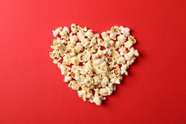 cuore di popcorn su sfondo rosso