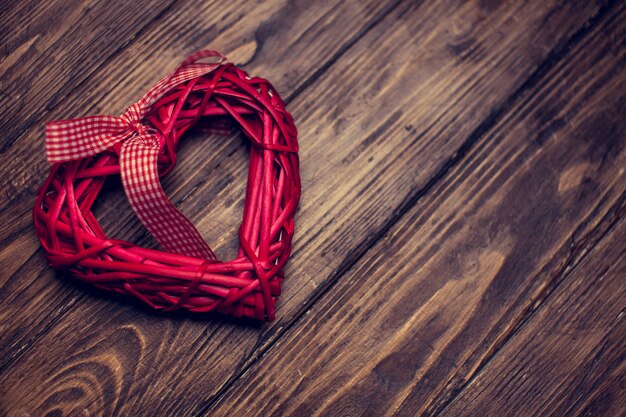 Cuore di rattan su fondo in legno