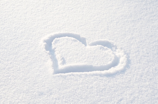 Cuore disegnato sulla neve bianca fresca