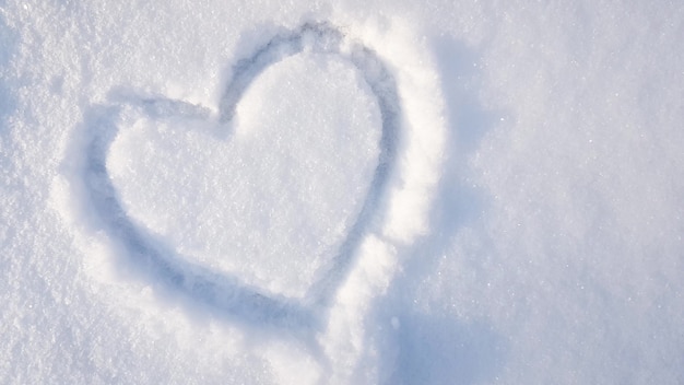 Cuore disegnato sulla neve nel parco. Adoro l'inverno