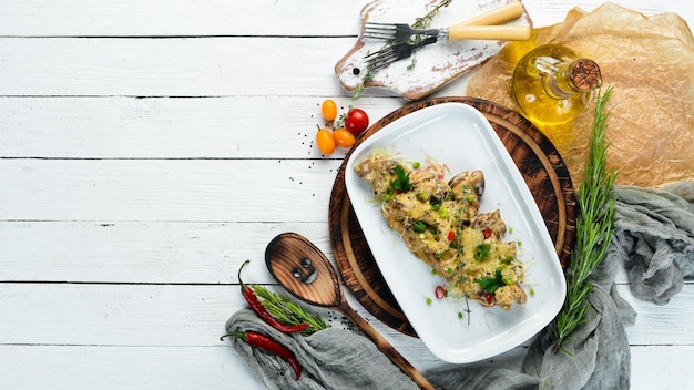 Cuore e stomaco di fegato di pollo in salsa di panna Piatti del ristorante Vista dall'alto Spazio per la copia gratuito