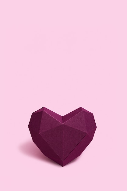 Cuore in carta volumetrica color porpora. Biglietto di auguri o invito per carte di nozze o San Valentino