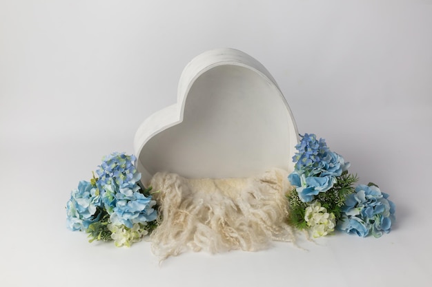 cuore in legno, decorato con ortensie. cestino per un servizio fotografico neonato. l'ortensia blu.