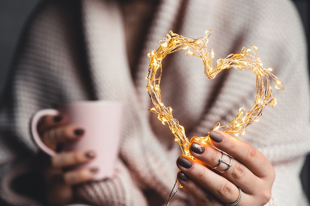 Cuore incandescente nelle mani di una donna. Buon San Valentino.