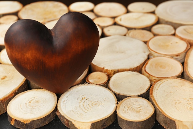 Cuore marrone sul fondo di legno del ceppo