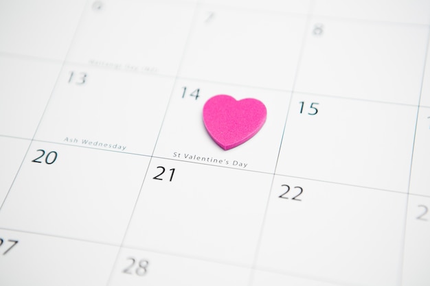 Cuore rosa che segna il giorno di San Valentino sul calendario