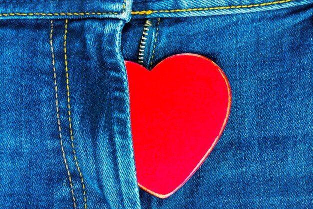 Cuore rosso al volo di jeans Sfondo per San Valentino