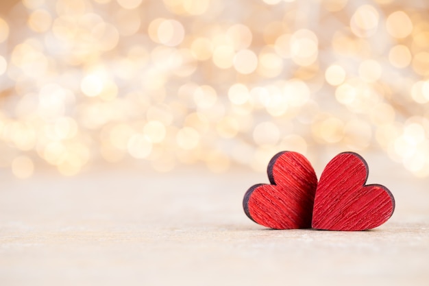 Cuore rosso, cartolina d'auguri di San Valentino. Sfondo bokeh.