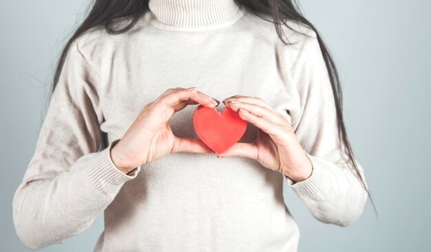 Cuore rosso della mano della donna