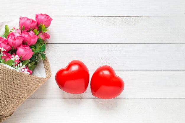 Cuore rosso di vista superiore sul fondo di legno bianco della plancia. Per amore o il concetto di giorno di San Valentino