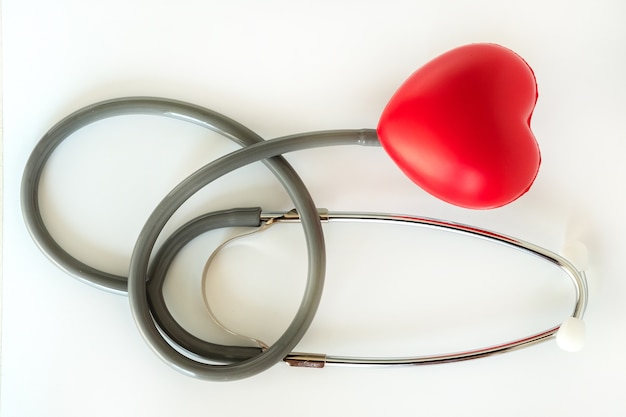 Cuore rosso e uno stetoscopio Attrezzature mediche Assistenza sanitaria