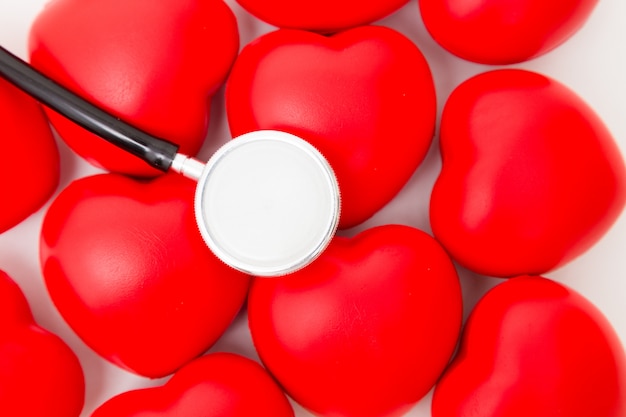 Cuore rosso e uno stetoscopio. Isolato su sfondo bianco Illuminazione da studio. Concetto per sano e medico