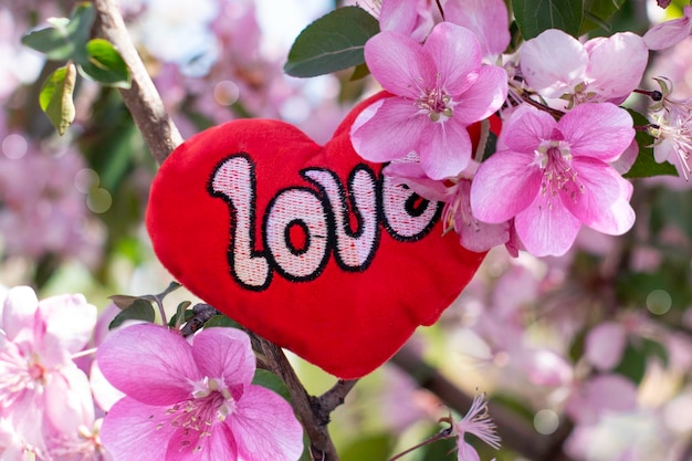 Cuore rosso in fiori Amore e simbolo di San Valentino