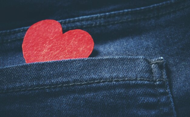 Cuore rosso in jeans foto tascabile
