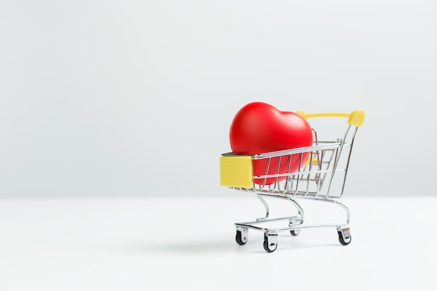 Cuore rosso nel carrello su sfondo bianco amore e concetto di salute regalo oggetto saluto romantico felice