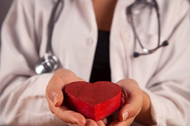 cuore rosso nella mano del medico da vicino