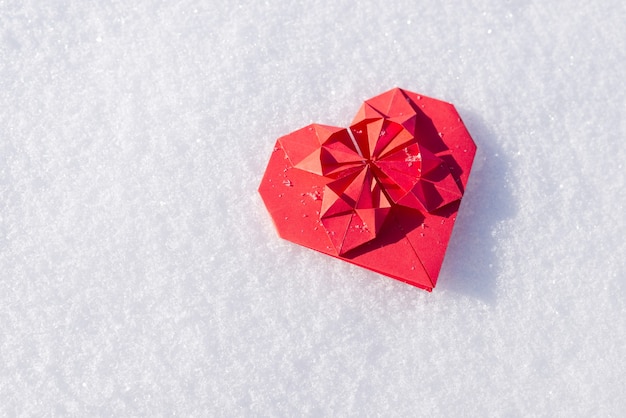 Cuore rosso origami di neve bianca