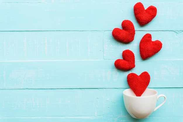 Cuore rosso su fondo di legno blu per amore e concetto di giorno di San Valentino.