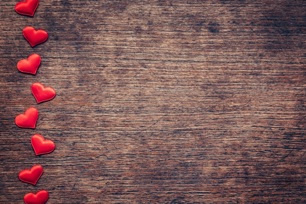 Cuore rosso su sfondo di legno con spazio per San Valentino.