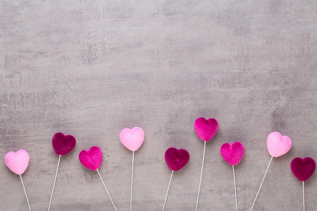 Cuore rosso su sfondo grigio Biglietto di auguri di San Valentino.