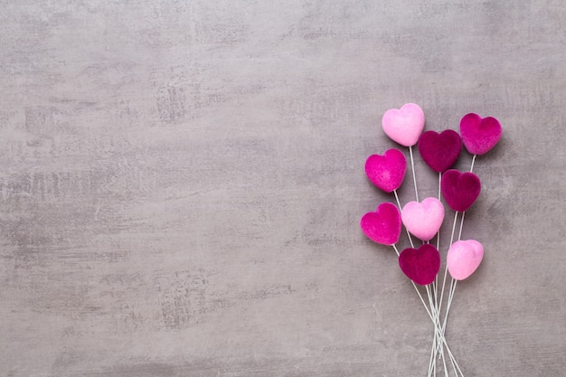 Cuore rosso su sfondo grigio Biglietto di auguri di San Valentino.