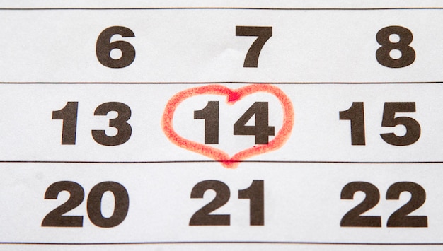 Cuore rosso sul calendario. 14 Febbraio.