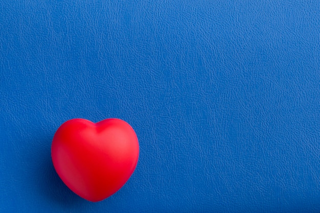 Cuore rosso sul tavolo blu