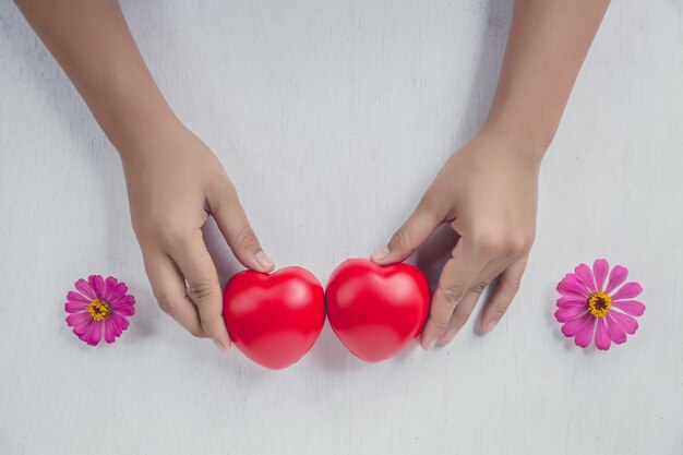 Cuore rosso sulla mano della ragazza