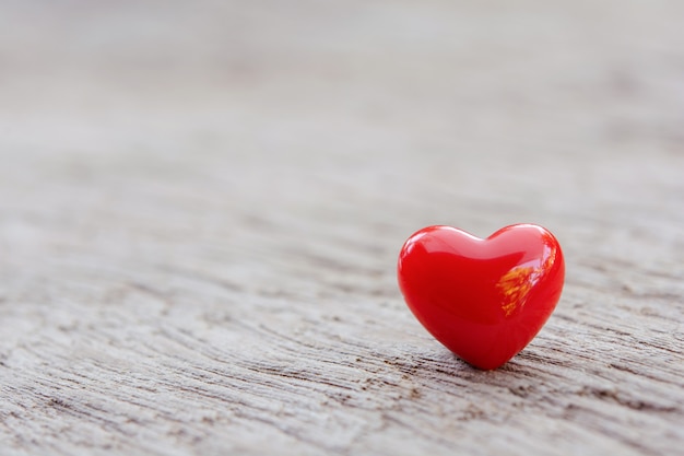 Cuore rosso sulla superficie di legno della plancia