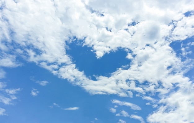 Cuore sul cielo blu