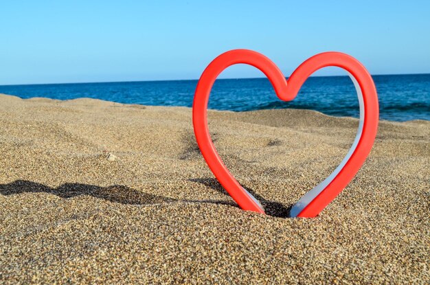 Cuore sulla spiaggia di sabbia