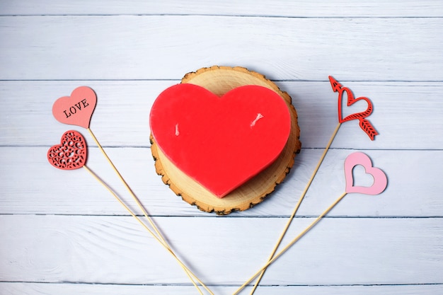 Cuori d'amore, candela. Concetto di celebrazione di San Valentino. Vista dall'alto. Disteso.