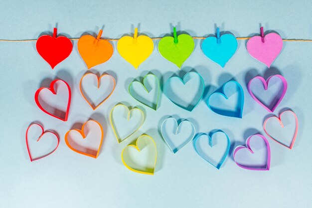 Cuori d'amore con i colori LGBT su sfondo blu