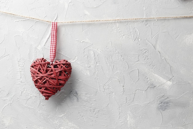 Cuori decorativi su sfondo chiaro. Concetto di arredamento di San Valentino. 14 Febbraio