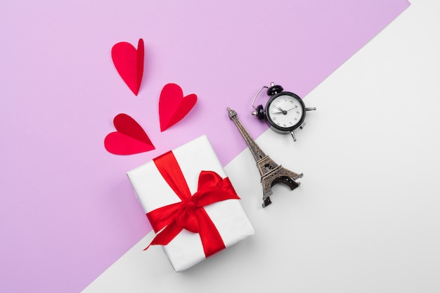 Cuori del contenitore e di carta di regalo con lo spazio della copia, composizione in San Valentino