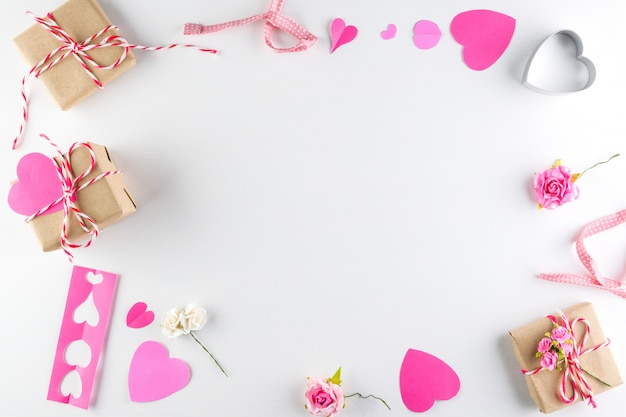 cuori di amore e scatola regalo isolato su sfondo bianco struttura di legno, San Valentino felice