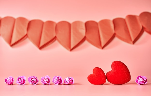 Cuori di amore su fondo di struttura di legno. Concetto di carta di San Valentino. Cuore per lo sfondo di San Valentino.