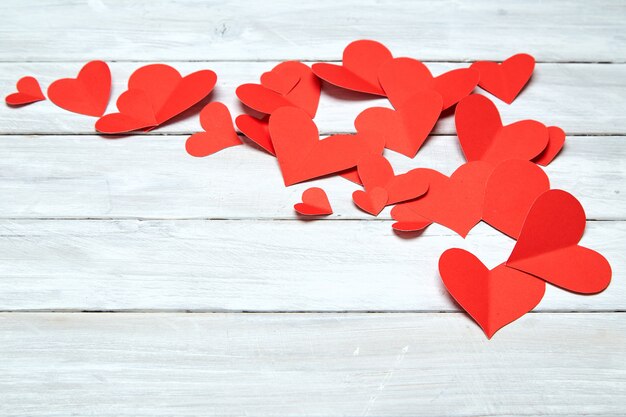 Cuori di carta rossa su legno bianco San Valentino