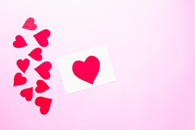 Cuori di carta su uno sfondo rosa Concetto di San Valentino