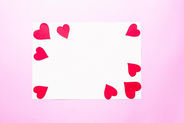 Cuori di carta su uno sfondo rosa Concetto di San Valentino