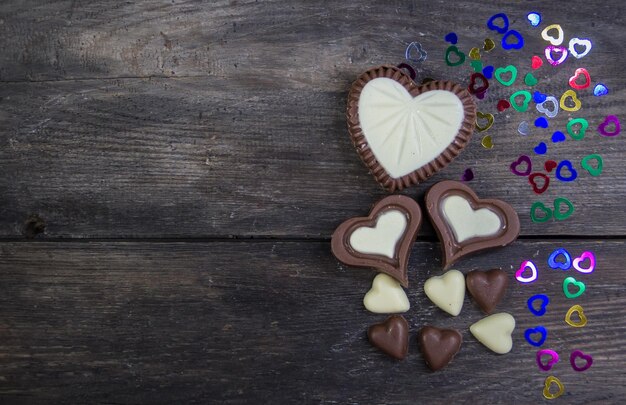 cuori di cioccolato su legno rustico per la celebrazione del giorno bianco