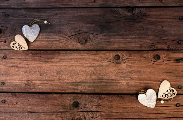 Cuori di legno su uno sfondo di legno. San Valentino.