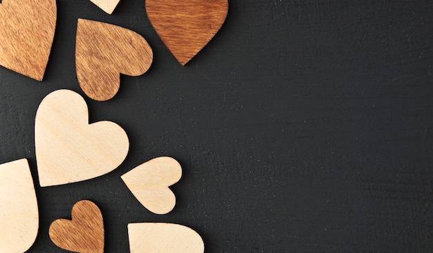 Cuori di legno su uno sfondo nero