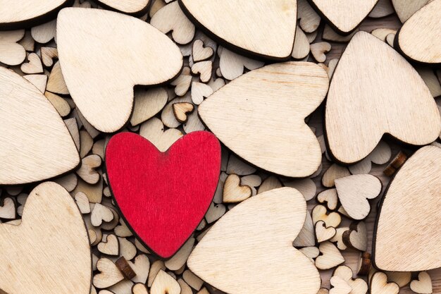 Cuori di legno, un cuore rosso sullo sfondo del cuore.