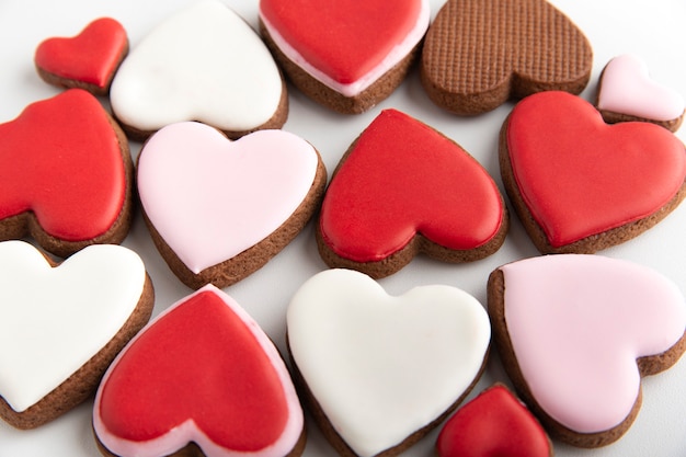 Cuori di panpepato festivi il giorno di San Valentino. Biscotti glassati allo zucchero. Macro.