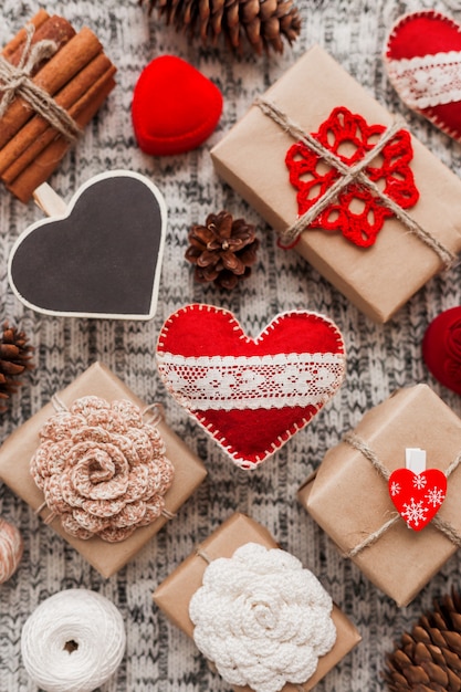 Cuori di San Valentino, regali in carta artigianale con fiori all'uncinetto, pigne, scatola regalo gioielli rossi.