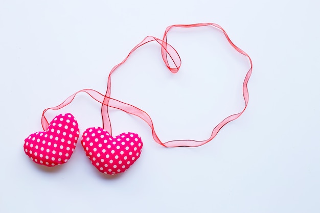 Cuori di San Valentino su bianco.