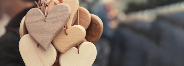 Cuori di souvenir in legno Il concetto di amore e famiglia nel giorno degli innamorati