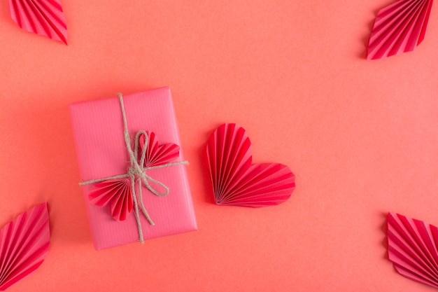 Cuori regalo e origami su sfondo rosso San Valentino monocromatico