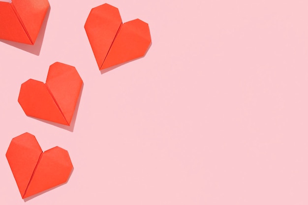 Cuori rossi di carta. Cornice per San Valentino da origami.